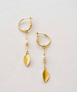Earrings with leaves and pearls